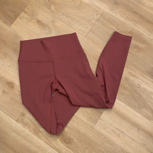 Lululemon wonder under leggings.  Worn gently few times, no piling/stains.